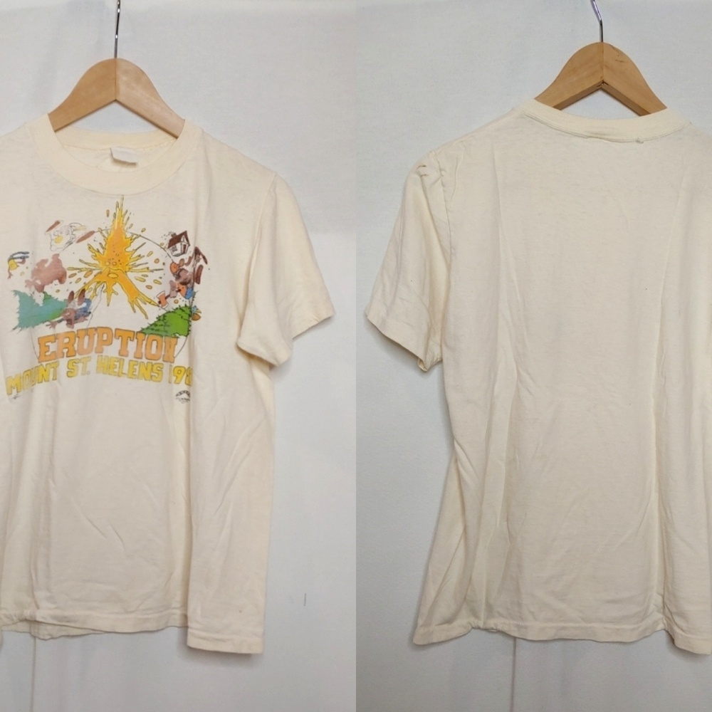 Vintage 1980s Eruption Mount St. Helens Graphic Tee‎ Cream Cartoon Volcano M